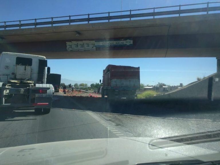 El camión volcó en el Acceso Este y carril Ponce. (Gentileza)