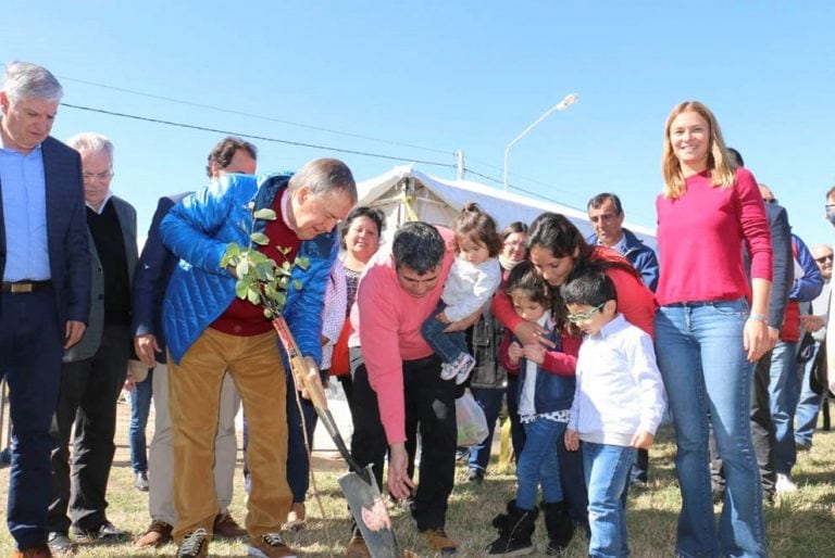 Schiaretti entregó kits de vivienda en Río Cuarto. (Prensa Gobierno)