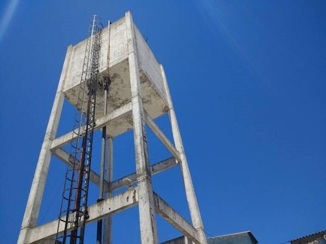 Ante un desperfecto en un tanque de agua potable en Viedma, se pierden millones de litros