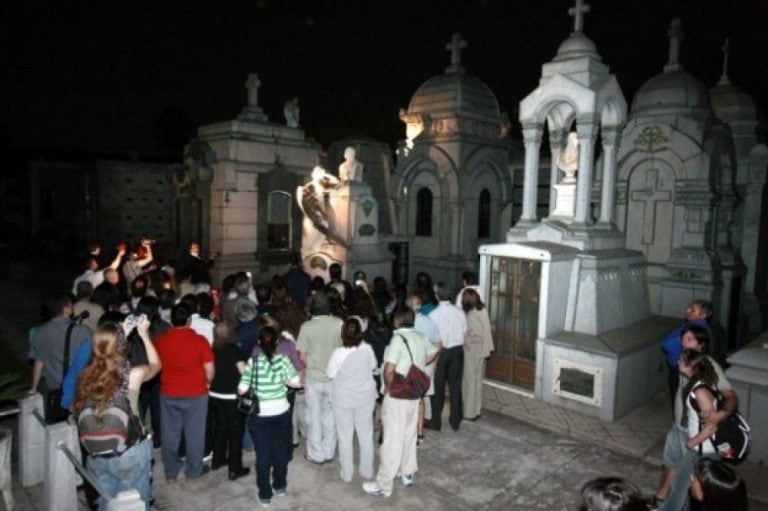 Visita nocturna al cementerio