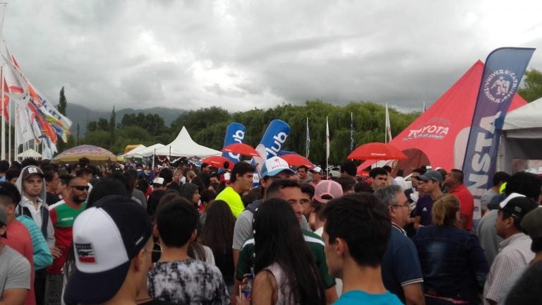 Los turistas coparon la cancha de Shenaut (Romina Aguirre)