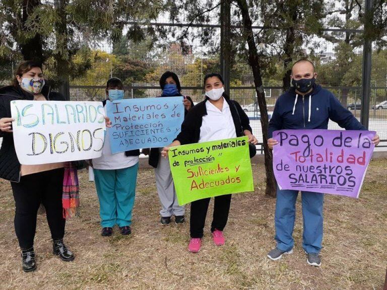 Profesionales muestras los carteles que resumen algunos de los reclamos del sector.