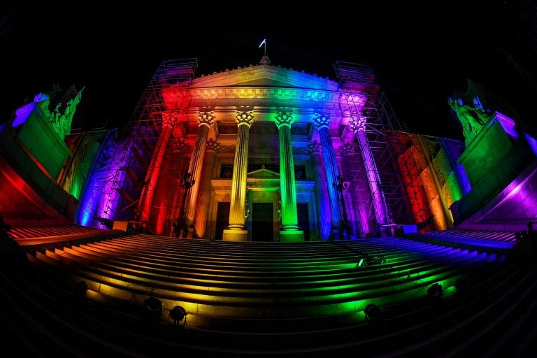 El Congreso de la Nación iluminado con los colores de la diversidad al cumplirse 10 años de la sanción de la ley de matrimonio igualitario en Argentina, el 15 de Julio de 2020, en Buenos Aires, Argentina. (Charly Diaz Azcue / Comunicación Senado)