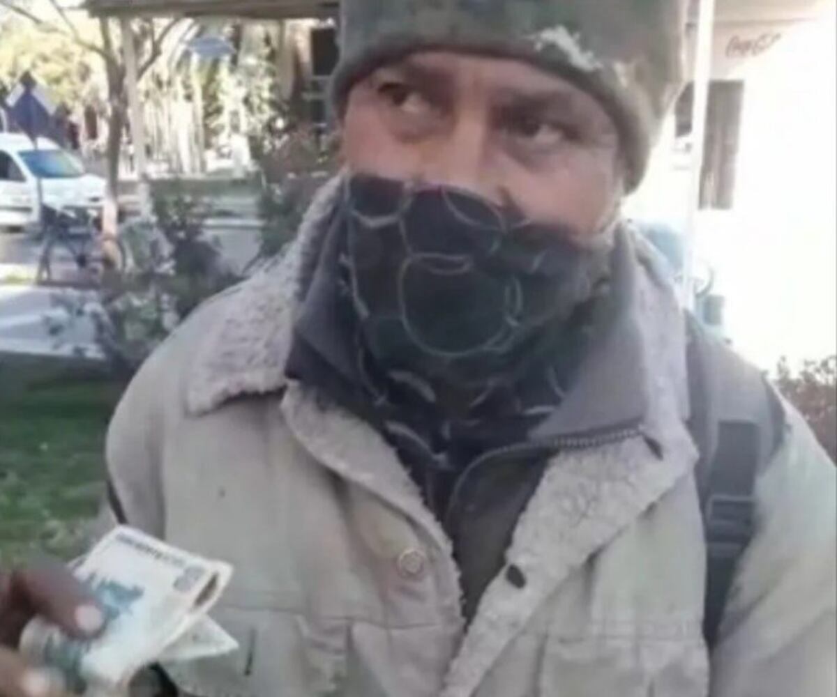Cuidacoches cobró el IFE y tuvo que tirarlo para que no se lo roben