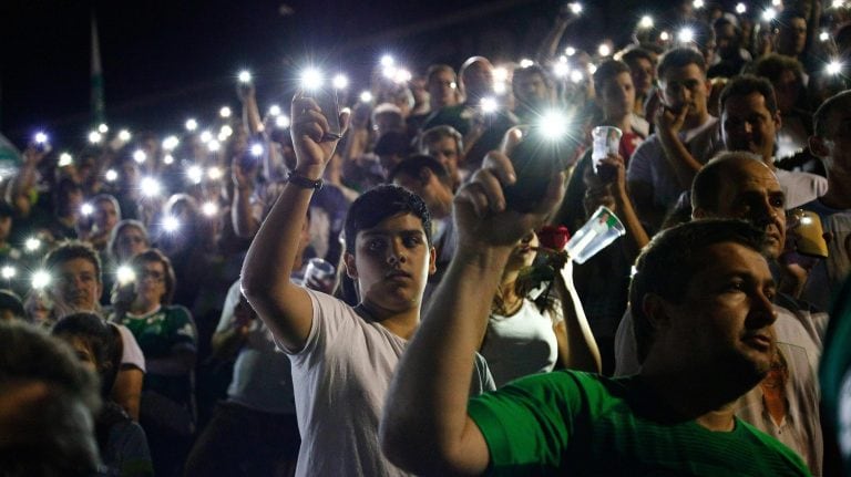 29/11/2017.- Miles de personas participan en un homenaje a las víctimas del accidente aéreo que sufrió  la delegación del club de fútbol Chapecoense (EFE)