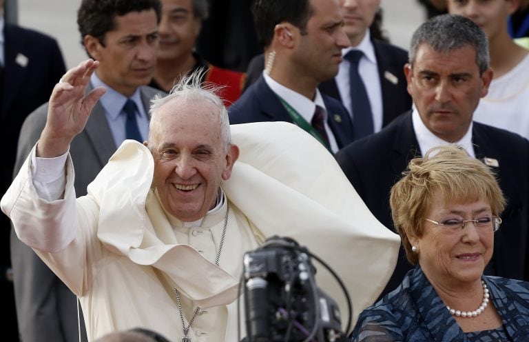 El papa Francisco, acompañado por la presidenta Michelle Bachelet, saluda al llegar al Aeropuerto Internacional Comodoro Arturo Merino Benítez en Santiago de Chile, Chile, el 15/01/2018. Francisco llegó a Chile en el marco de una visita de tres días en los que estará en la capital, Santiago de Chile, y en las ciudades de Temuco e Iquique. foto: Mario Davila Herandez/Agencia Uno/dpa