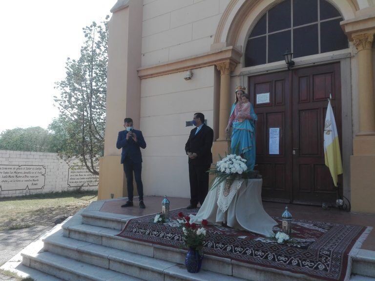 La Calera: el intendente Facundo Rufeil, junto con el párroco Frederick Villavicencio, en la celebración virtual.