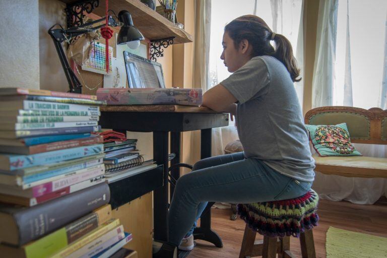 Niña estudiando en casa. Foto: archivo.