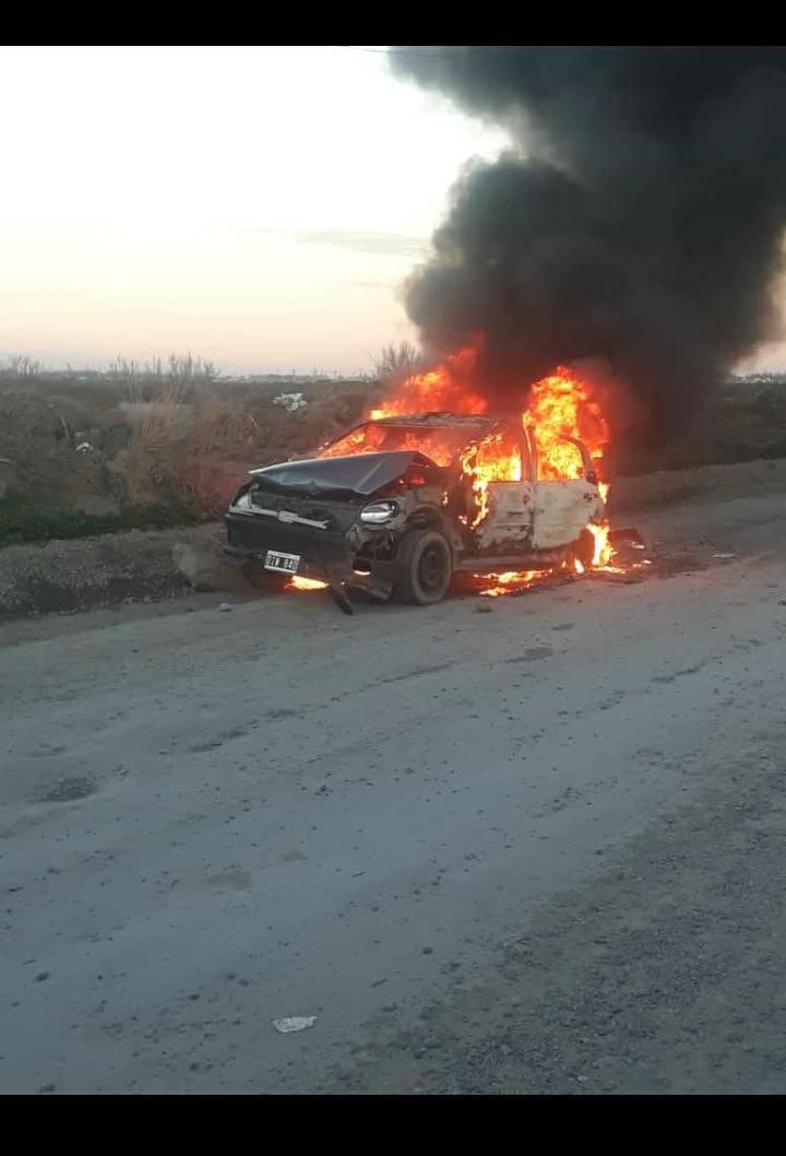 El auto fue quemado por allegados a la víctima en represalia por el ataque.