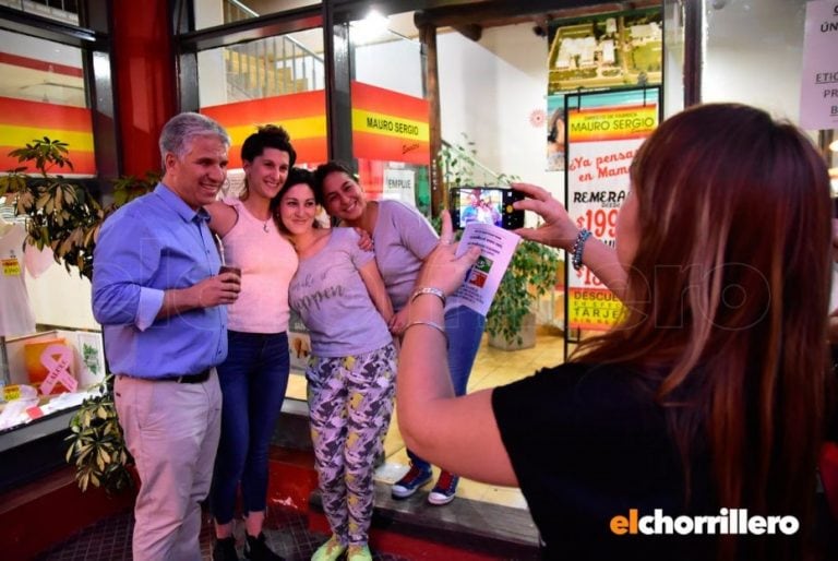 Claudio Poggi junto a los vecinos de Villa Mercedes, en San Luis.