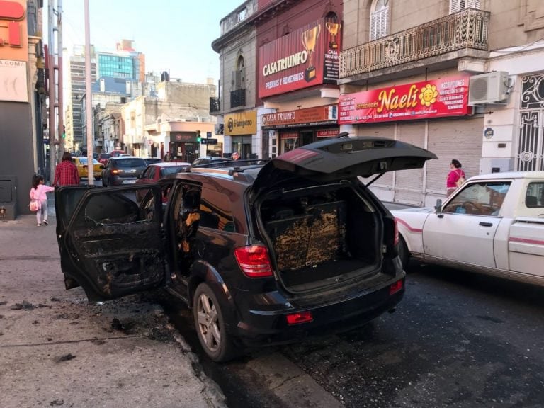 El incendio de la camioneta ocurrió en pleno centro de Córdoba y los daños fueron casi totales.