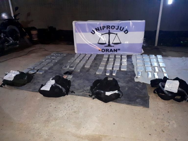 Las mochilas con los ladrillos de cocaína. (Gendarmería Nacional)