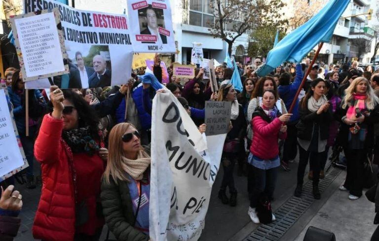 En el medio de la protesta de los docentes, una profesora se encadenó a la Municipalidad