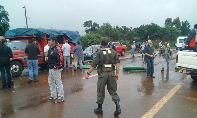 Tabacaleros cortan la ruta nacional 14 en San Vicente, en uno de los tantos piquetes de este viernes en Misiones. (Twitter)