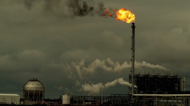 Susto por un gran llama de fuego en la chimenea de DOW