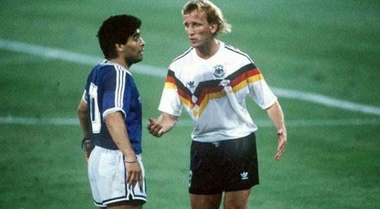 Andrea Brehme saluda a Maradona tras la final. El lateral ejecutó el penal cuando el encargado era Lothar Matthaus. "Se me había roto el botín, lo reemplacé por uno nuevo y no me sentía seguro", argumentó Matthaus el cambio a último momento.