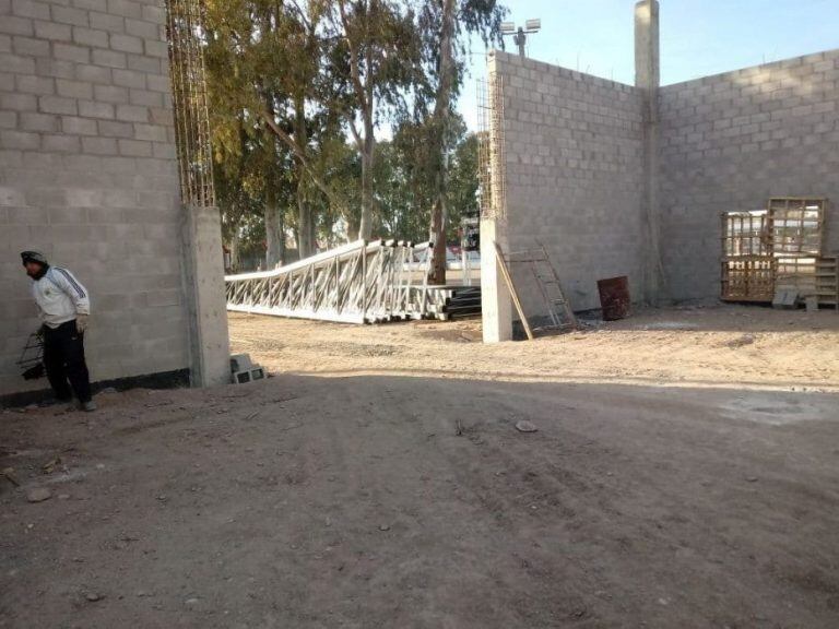 En el predio de Huracán el Gobierno construye un Polideportivo.