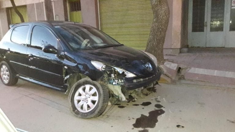 Peugeot choca contra rotonda Arroyito