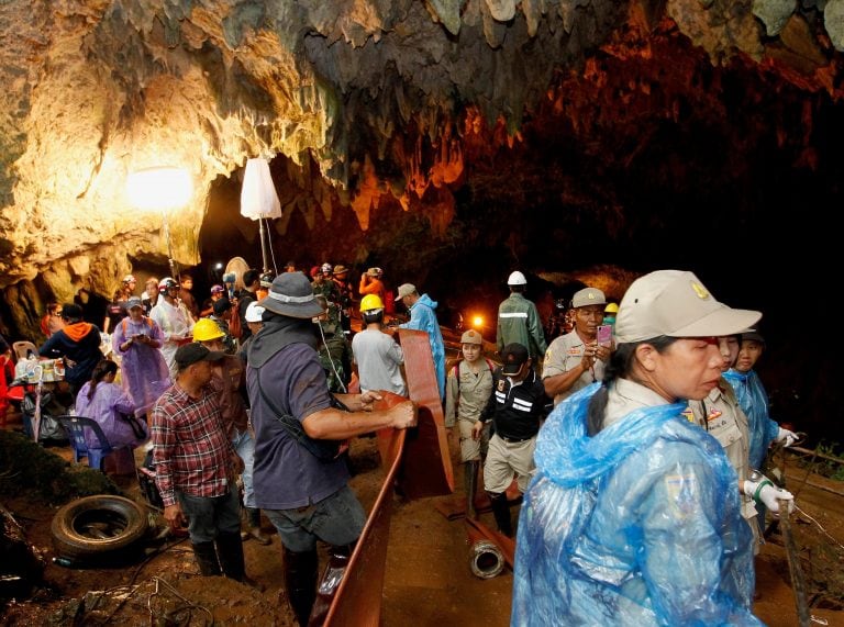 Trabajadores bomberon el nivel del agua en la cueva.