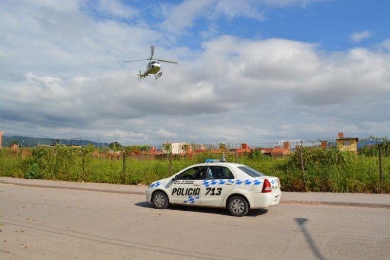 El helicóptero de la Provincia sobrevuela las calles para disuadir la circulación de personas durante la cuarentena en Jujuy.