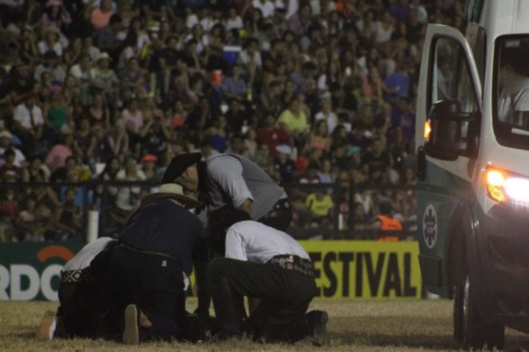 La secuencia del accidente que le costó la vida al jinete Norberto Cosutta en el Festival de Doma y Folclore de Jesús María.