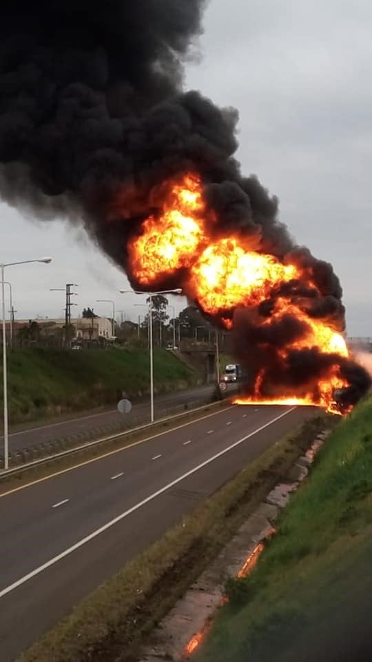 Camión explotó sobre la Autovía