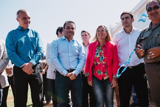 El gobernador de Misiones junto al vicegobernador Carlos Arce, la intendenta de Apóstoles, Graciela Safrán, el ministro de Hacienda, Adolfo Safrán, y el intendente de Eldorado, Fabio Martínez. (Prensa Gobierno)