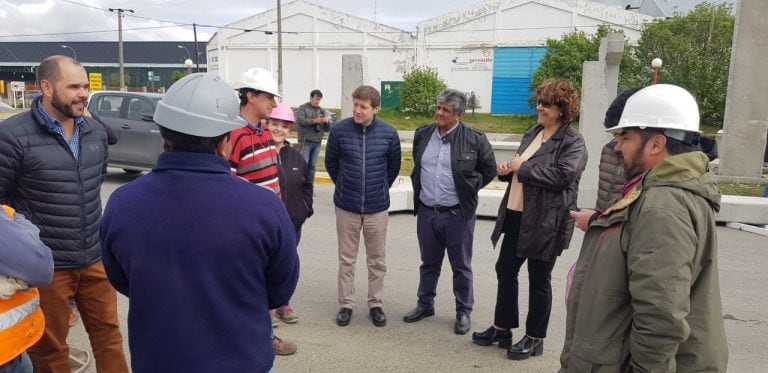 Melella recorrió la obra de montaje del puente peatonal frente a la UTN