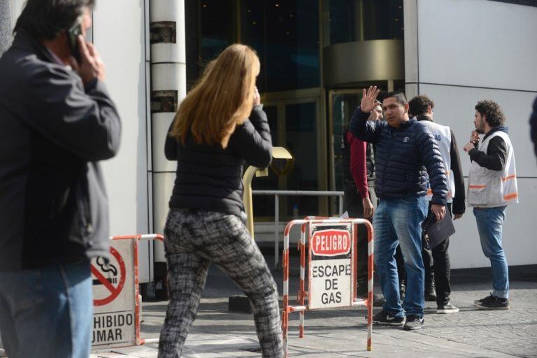 Escape de gas en el edificio Fortabat: 10 personas fueron hospitalizadas. (Andres Delia)