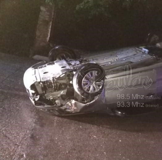 Así quedó el auto tras el vuelco en Potrero de los Funes.