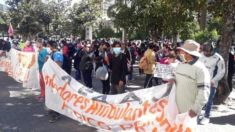 La jornada de protesta que se realizó bajo el lema "Trabajar en la calle no es delito", reunió a diversas agrupaciones de trabajadores ambulantes, artesanos, feriantes y manteros de la provincia para reclamar el retorno a sus lugares de trabajo adoptando medidas de bioseguridad.