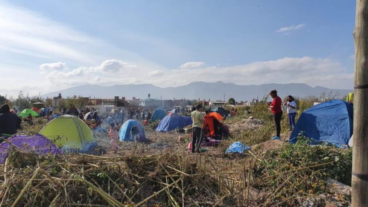 En plena cuarentena, cientos de familias ocuparon un terreno al lado del barrio Parque la Vega