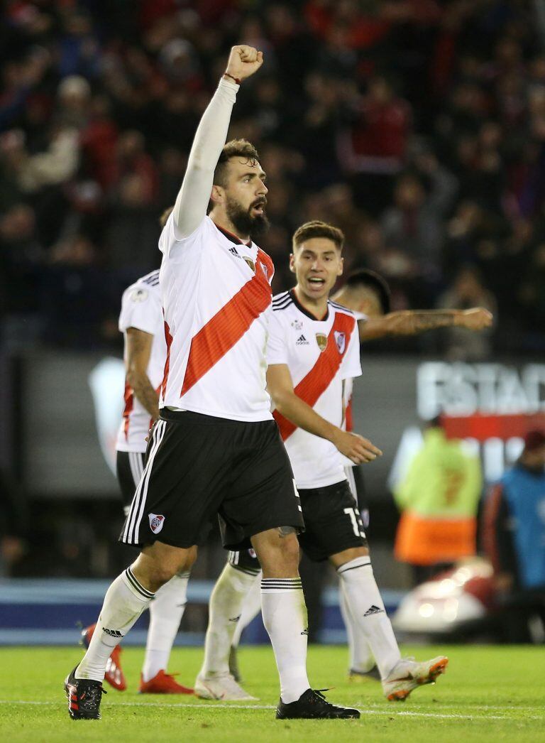 Lucas Pratto celebra el gol convertido en la noche del campeonato en el Monumental (Foto: REUTERS/Agustin Marcarian)