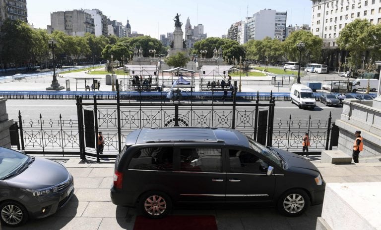 View of the Dos Congresos square while Argentine President Mauricio Macri (not in frame) delivers the inauguration speech for the 136th period of ordinary sessions at the Congress in Buenos Aires, Argentina on March 1, 2018. / AFP PHOTO / JUAN MABROMATA