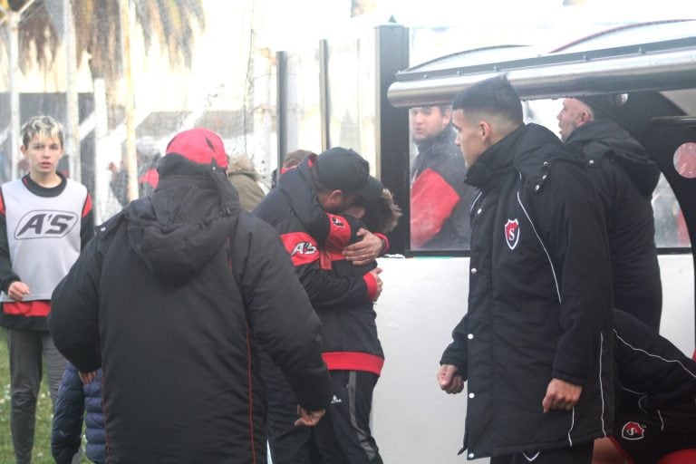 Fito Cuello celebra el gol abrazando a su hijo