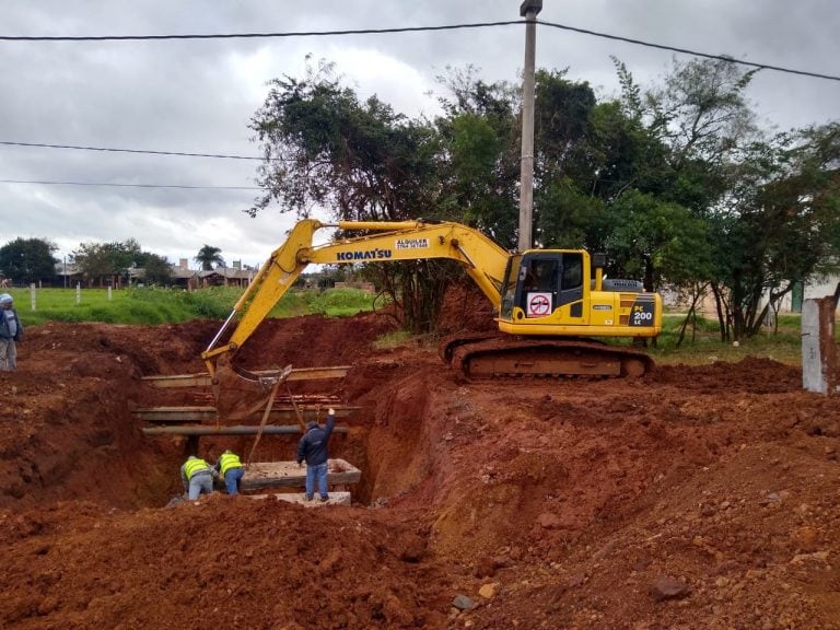 Conexión de las obras que se realizan en la Avenida M. de Justo - ex21 con cañerías de desagote en los barrios Sur Argentino y Acaraguá.