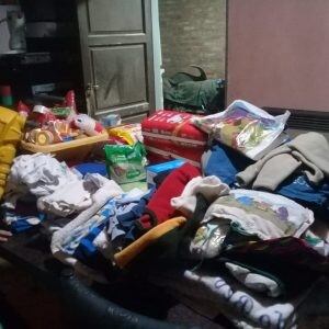 Ropa, juguetes y pañales fueron algunas de las donaciones del oficial.