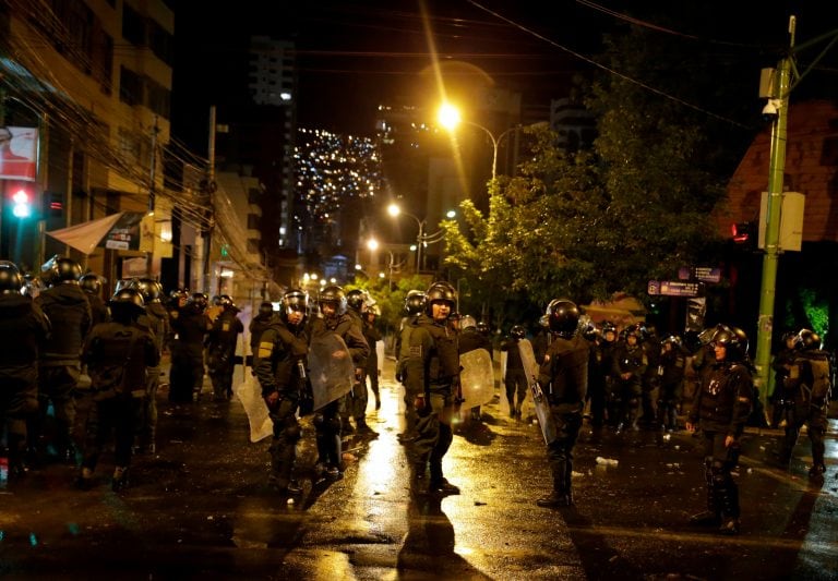 Policías antidisturbios son vistos mientras se enfrentan a manifestantes en La Paz, Bolivia, el 23 de octubre de 2019. Crédito: REUTERS / David Mercado