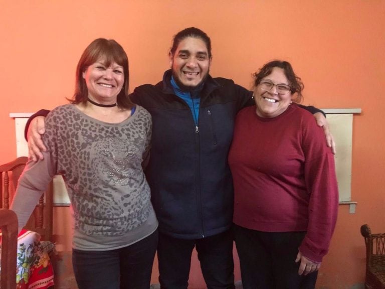 Reencuentro. María Agüero, junto a Richard Agüero y a Miriam Aguilar, quien hizo el contacto.