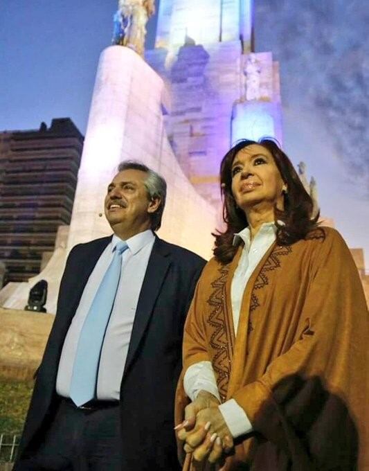 Alberto y Cristina de espaladas al Monumento a la Bandera (@wadodecorrido)