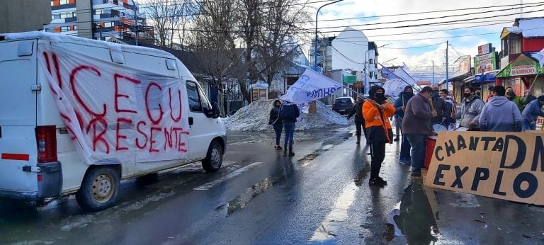 Reclamo del CECU por personal de maestranza.
Foto: Vía Ushuaia 