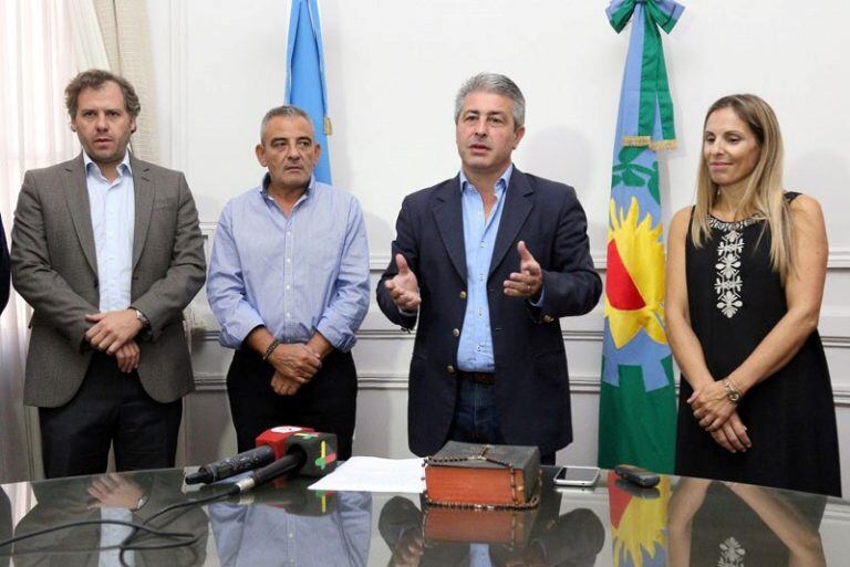 La Dra. Perretta junto al intendente Javier Martínez, y los secretarios generales Carlos Pérez y Juan Manuel Rico Zinni.