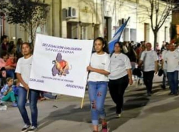 Llos galgueros realizaron una marcha y un desfile con los perros, que antes eran utilizados en competencias.