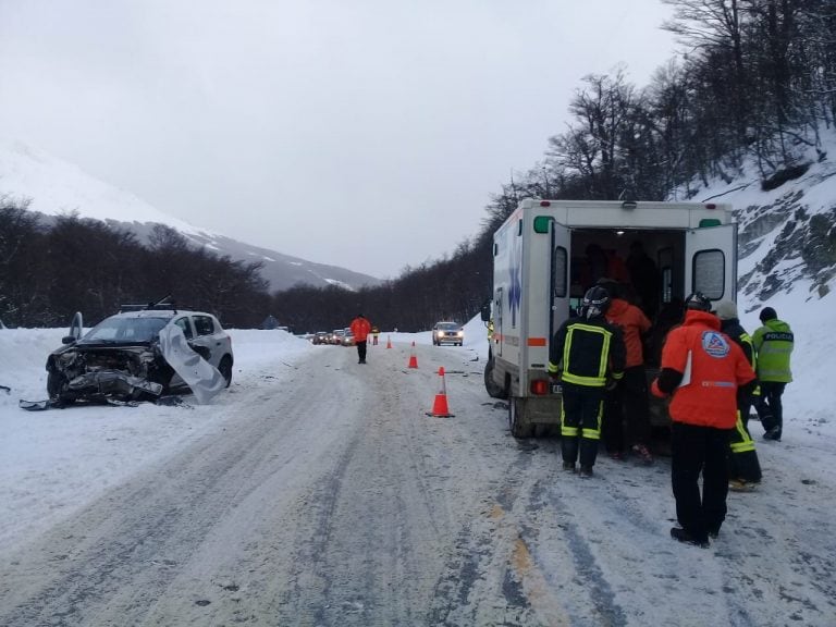 Choque en Tierra del Fuego entre un auto y una camioneta