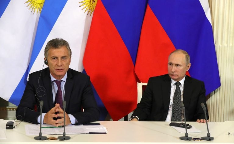 HANDOUT - El presidente argentino, Mauricio Macri, y el mandatario ruso, Vladimir Putin, durante una conferencia de prensa el 23/01/2018 en Moscú, Rusia, tras firmar una serie de acuerdos bilaterales. Ambos mandatarios reconocieron que tienen "posturas similares" en temas de la agenda regional e internacional, y acordaron sostener a futuro una relación estratégica. (Vinculado al texto de dpa "Putin y Macri reconocen "posturas similares" en temas internacionales").

HANDOUT - (ATENCIÓN · Para utilizar únicamente con fines editoriales, en referencia a la cobertura actual de este tema y mencionando el crédito indicado.) Foto: ---/Russian President's Press Office/dpa - Use solamente con el acuerdo por escrito +++ dpa-fotografia +++