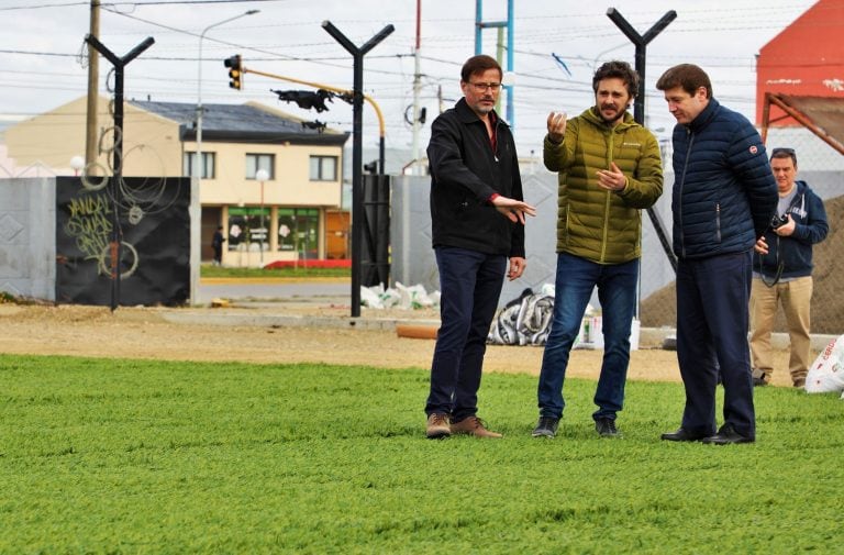 Melella recorre Cancha del Centro Deportivo Municipal de Rio Grande