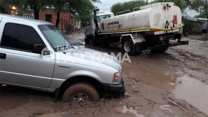 Dos vehículos fueron "tragados" por la tierra