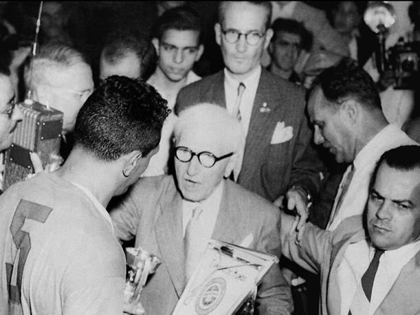 Jules Rimet, en esta foto de archivo, el creador del primer diseño de la Copa del Mundo, que terminó adjudicándose de forma permanente Brasil.