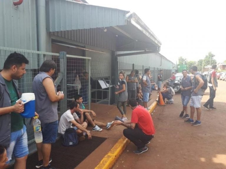 Los empleados fueron notificados de los despidos al llegar a sus puestos de trabajo. (Foto: César Rivas).