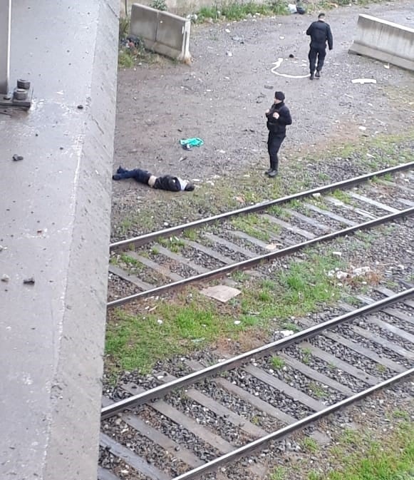 El conductor salió despedido del vehículo y cayó del puente.